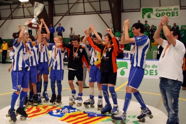 L'equip celebrant el títol a la pista