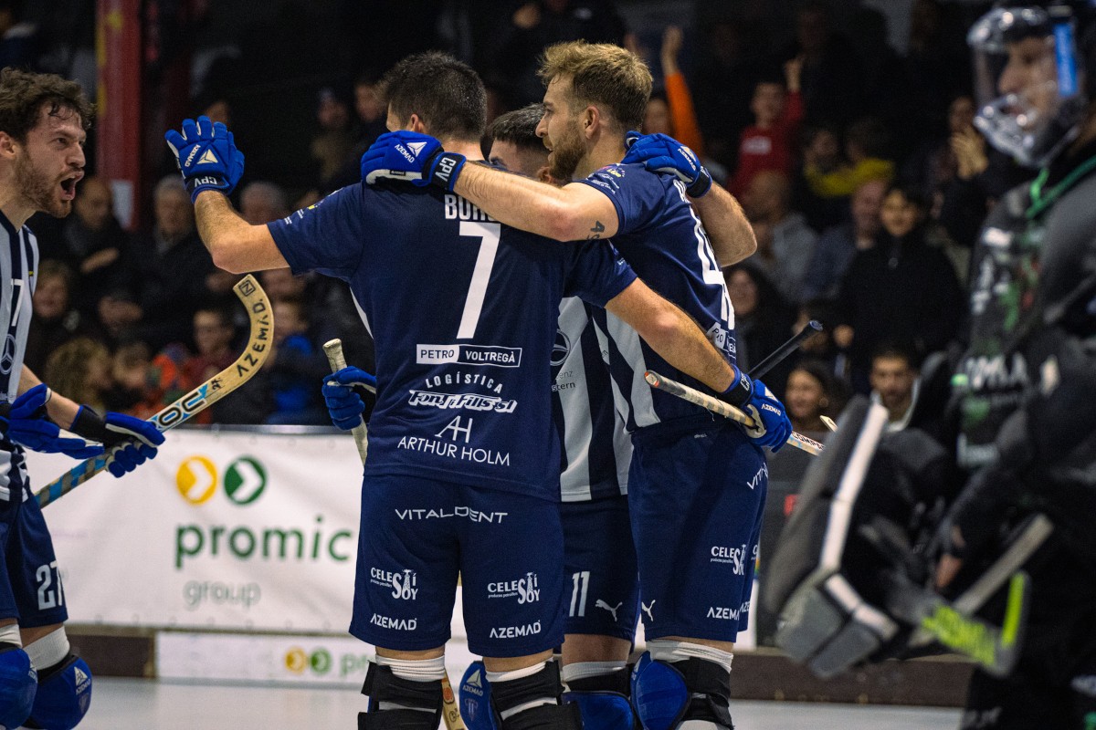 Jugadors del Voltregà celebrant junts a la pista