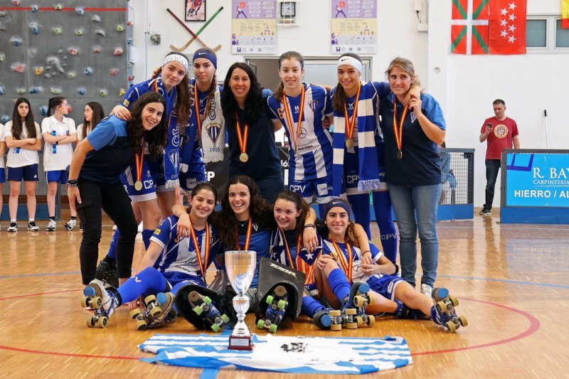 L'equip de Motxa Barceló celebrant el títol aconseguit a Pola de Lena (Astúries)