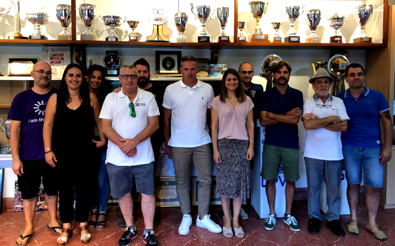 La nova junta directiva del CP Voltregà a la nova Sala de Juntes
