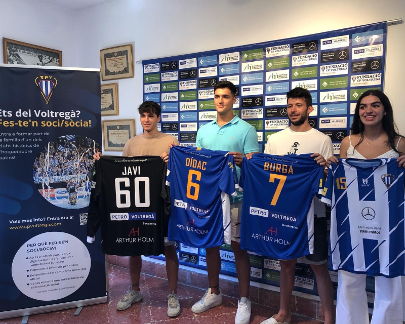 Javi Sánchez, Dídac Alonso, Jordi Burgaya i Maria Anglada amb les seves samarretes del Voltregà Stern motor