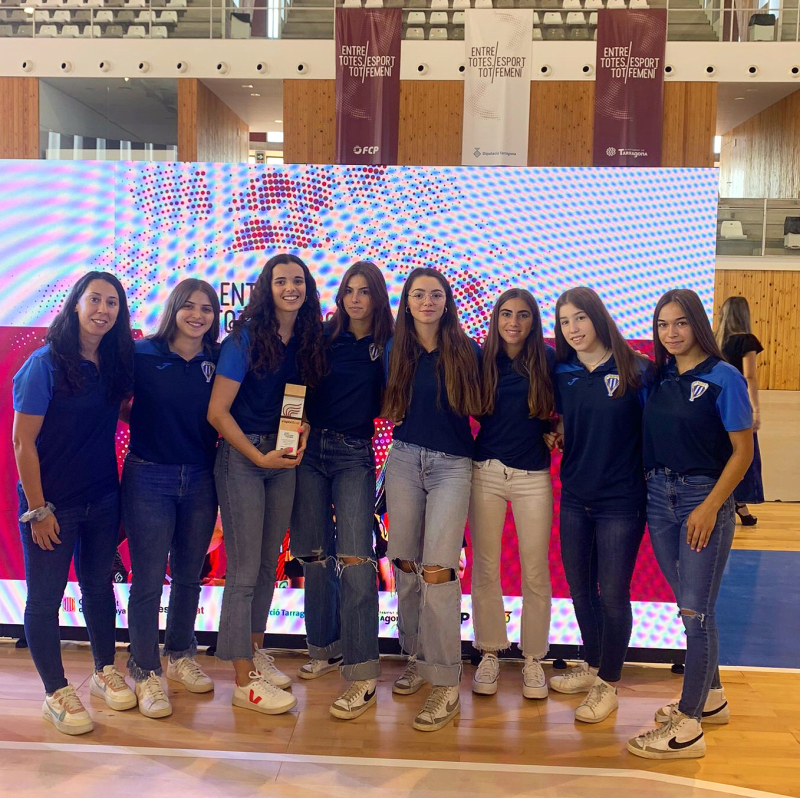 Les jugadores del Voltregà Stern motor rebent el reconeixement per la trajectòria del club en hoquei femení