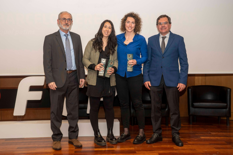 Les exjugadores del Voltregà Motxa Barceló i Anna Casarramona amb els seus guardons