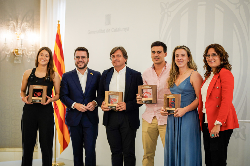 Aleix Molas recollint el premi de mans del President de la Generalitat