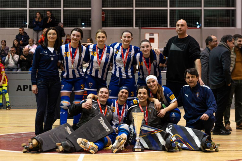 Les jugadores celebrant el títol aconseguit a Alpicat (foto: Fecapa)