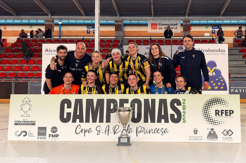 Les campiones després de recollir el trofeu